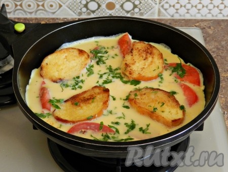 Влить яично-сливочную смесь, сразу уменьшить огонь.