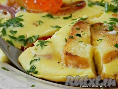 Вкусный и нежный омлет с гренками подавать сразу же, горячим. При подаче можно украсить красной икрой.