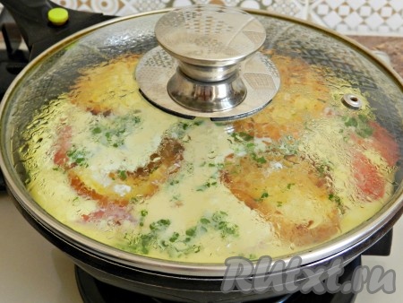 Накрыть крышкой и готовить омлет с гренками 10 минут. В процессе приготовления крышку желательно не открывать, поэтому лучше, если она будет прозрачной. Как только на поверхности омлета исчезнет жидкость, он готов.