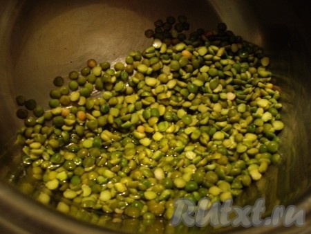 Горох и чечевицу тщательно промыть холодной водой.
