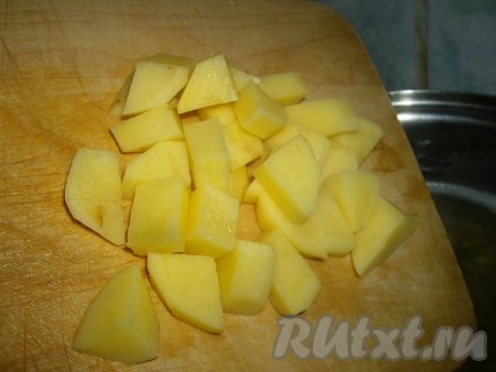 Копчёные свиные рёбрышки залить двумя литрами воды, варить примерно 15 минут. Затем отделить мясо от костей. Мясо, горох и чечевицу отправить в кастрюлю, в которой варились ребрышки, и готовить 20 минут. По истечении времени картофель нарезать кубиками, добавить в суп, варить ещё 10 минут.
