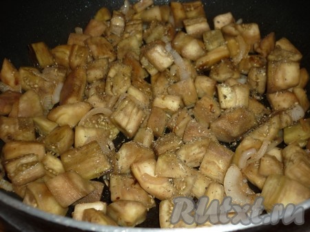 Жарить на небольшом огне, периодически помешивая, до готовности баклажанов (примерно 5-7 минут), затем добавить соль, чёрный молотый перец и грибную приправу.&nbsp;
