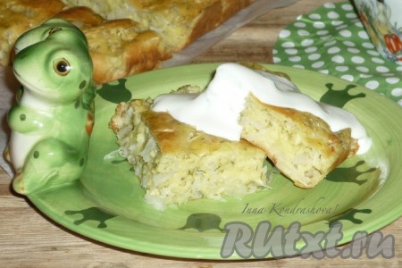 Нарезать на порционные кусочки и подать на стол. Особенно вкусна выпечка, приготовленная по этому рецепту, если подать её со сметаной. Вот так, на скорую руку, можно приготовить замечательный пирог с капустой.