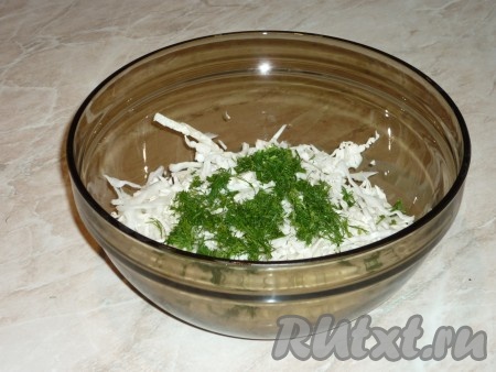 Тонко нашинкованную капусту смешать с мелко нарезанной зеленью.&nbsp;
