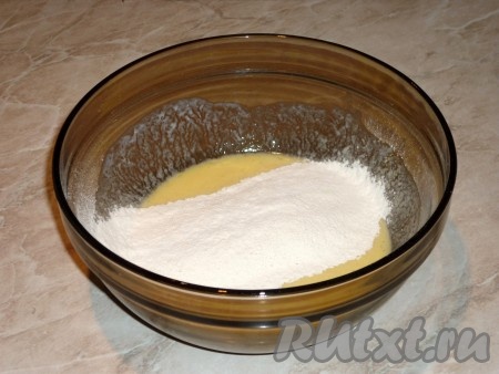 В полученную смесь кефира и яиц всыпать просеянную муку с разрыхлителем, хорошо перемешать полученное тесто. Оно должно быть однородным, без комочков.