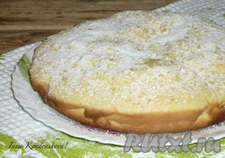 Готовый бисквит освободить от пергамента и дать остыть. 