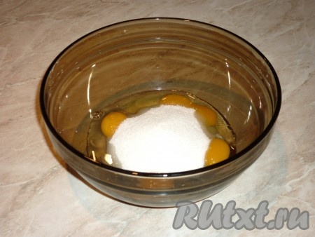 всыпать сахар 