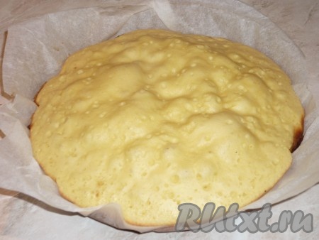 Когда бисквит сверху станет полностью сухим (без мокрых участков), пора снимать сковороду с огня.&nbsp;
