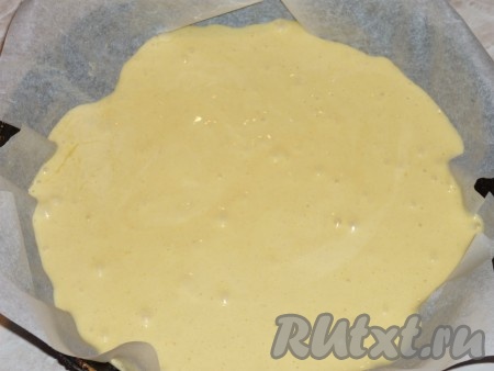 Сковороду застелить пергаментом (у меня сковорода диаметром 24 см) и вылить тесто. Накрыть сковороду крышкой и готовить на медленном огне 20-25 минут.&nbsp;

