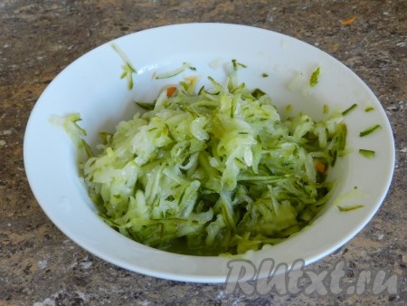 Огурцы натереть на терке. Если кожица слишком жесткая, можно ее предварительно снять.