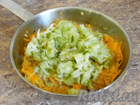 Добавить огурцы на сковороду к моркови и луку, обжарить, иногда помешивая, в течение нескольких минут.
