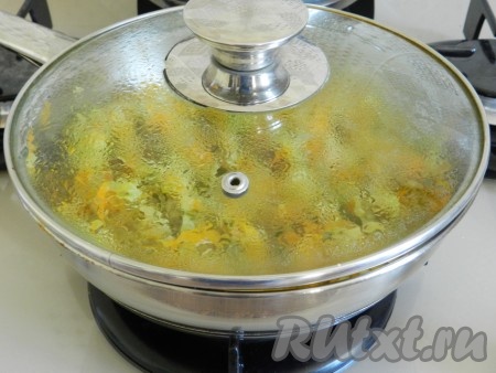 Накрыть сковороду крышкой и тушить заправку для рассольника на медленном огне 10 минут.
