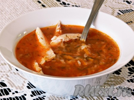 Вкусный рассольник с малосольными огурцами готов.