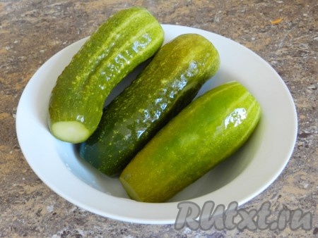 Малосольные огурцы у меня довольно крупные, поэтому мне хватило трех штук. Если огурчики маленькие, их понадобится больше.