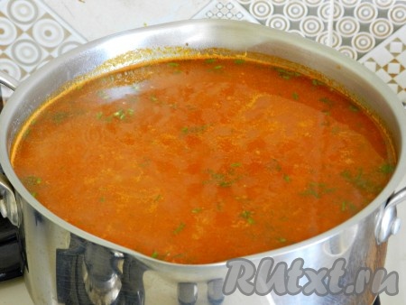 Затем опустить в суп приготовленную заправку, всыпать зелень и варить рассольник с малосольными огурцами еще 5 минут. Дать супу настояться примерно 20 минут и подавать.
