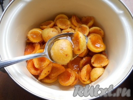 Оставить абрикосы, прикрыв крышкой, на сутки. Через сутки абрикосы выделят сок.
