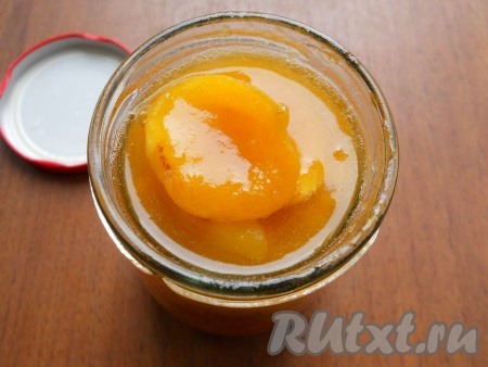 Выложить абрикосы с желе в стерилизованную баночку, закрутить стерилизованной крышкой.