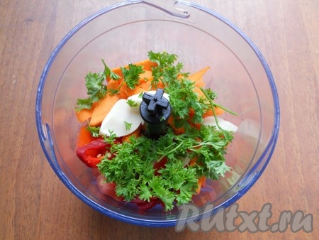 Также добавить зелень петрушки.