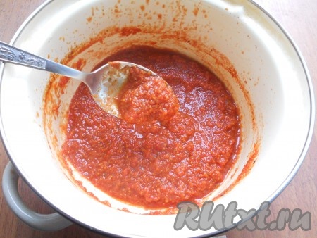 Далее вновь довести соус до кипения, уменьшить огонь до минимума, варить домашний соус "Сацебели", постоянно помешивая, минут 15. Если понадобится, добавить ещё немного воды. В конце приготовления влить уксус.&nbsp;Соус получится достаточно густым и насыщенным.&nbsp;Из данного количества продуктов получается 300-350 грамм соуса, поэтому заранее нужно простерилизовать банку объёмом 350 миллилитров (я стерилизовала над паром), прокипятить крышку в течение 3 минут с момента закипания воды.
