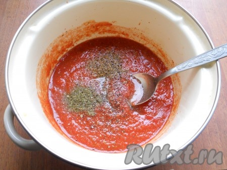 Переложить получившуюся массу в кастрюлю, поставить на средний огонь, довести до кипения. Добавить соль, сахар, кориандр, хмели-сунели и чёрный свежемолотый перец. Влить воду, перемешать.