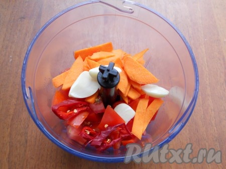 Добавить сюда же нарезанные морковь, чеснок и перец чили.
