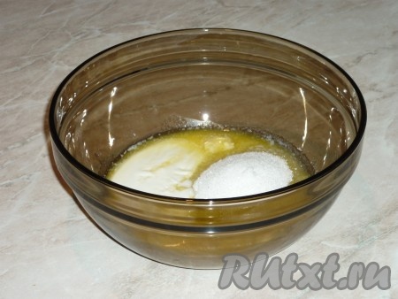 В растопленное сливочное масло всыпать сахар (по желанию, можно добавить и ванильный сахар), влить кефир, взбить миксером до однородной массы.
