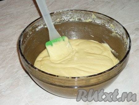 Взбить миксером до однородной, гладкой массы, без комочков. Получившееся тесто по консистенции будет напоминать густую сметану.
