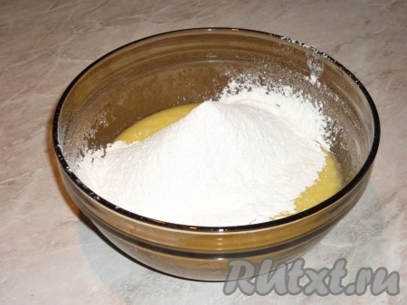 В получившуюся массу всыпать просеянную муку с разрыхлителём.&nbsp;
