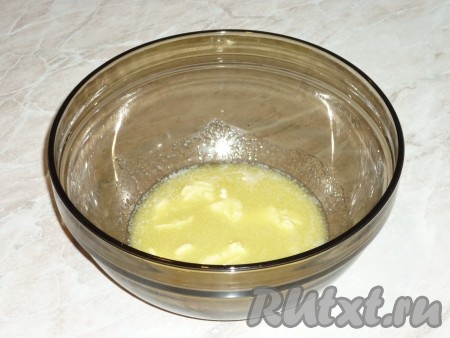 Сливочное масло растопить и охладить. 