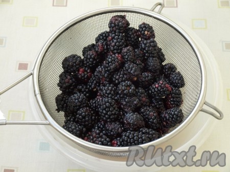 Ежевику промыть, выложить в сито, чтобы стекла лишняя вода.
