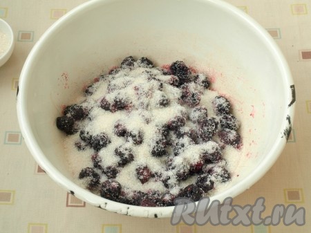 Затем ягоды выложить в миску и, засыпав сахаром, оставить на 5 часов. Если в квартире очень жарко, то лучше убрать ежевику в холодильник, затянув миску плёнкой.
