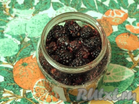 Банку простерилизовать любым удобным способом. В простерилизованную банку переложить ежевику без сока. Сок отдельно довести до кипения и залить им ягоды.
