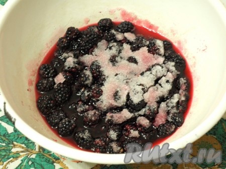 Ягоды пустят сок.
