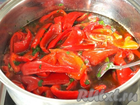 Затем добавить чёрный перец, паприку и измельчённую петрушку. Тушить ещё 10 минут.
