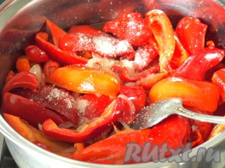По истечении этого времени добавить в кастрюлю чеснок пластинками, соль, сахар и уксус. Тушить всё вместе под крышкой 20 минут.
