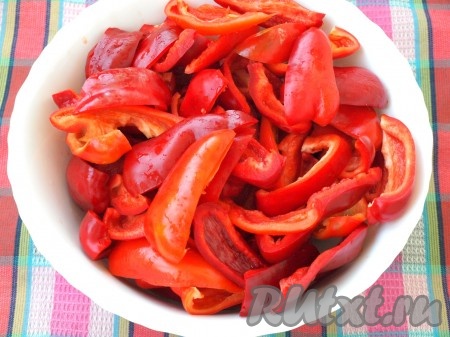 Очистить перец от семечек и нарезать вдоль длинными полосками.
