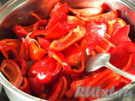 Затем всыпать в кастрюлю нарезанный перец, перемешать и готовить ещё 15 минут.
