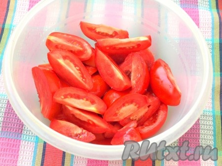 Дольками нарезать помидоры.
