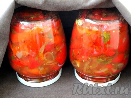 Разложить лечо в стерильные сухие банки, завинтить или закатать пропаренными крышками. Перевернуть банки и укутать в одеяло, оставить до полного остывания.
