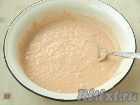 Тесто размешать до однородной массы. Консистенция теста будет, как сметана средней густоты.

