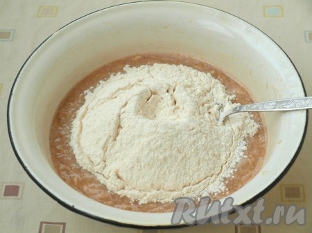 Соду погасить уксусом, добавить во фруктовое пюре. Затем добавить яйцо и муку.
