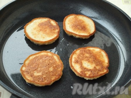 Обжарить оладьи с другой стороны.
