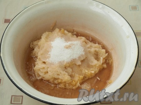 Грушу натереть на тёрке, банан можно размять вилкой, полить фрукты лимонным соком. Всыпать сахар, хорошо перемешать.
