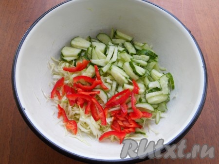 Свежие огурцы, нарезанные тонкими брусочками или полукружочками, и болгарский перец, очищенный от семян и нарезанный полосками, добавить к капусте.
