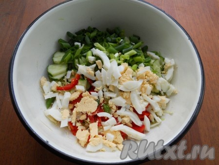 Также добавить в салат измельченный зеленый лук и нарезанное длинными кусочками вареное яйцо.
