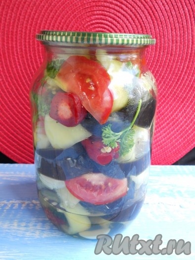 Затем выкладывать отваренные баклажаны в банку, размещая между ними дольки помидоров, чеснок, перец жгучий и сладкий, чеснок и петрушку.