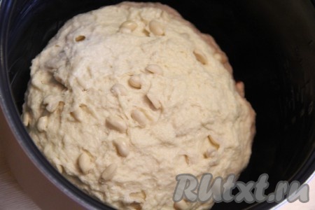 В чашу мультиварки, смазанную растительным или сливочным маслом, выложить тесто для кулича, прикрыть полотенцем и оставить в тепле ещё на 1 час.
