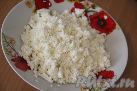 Протереть творог через сито.