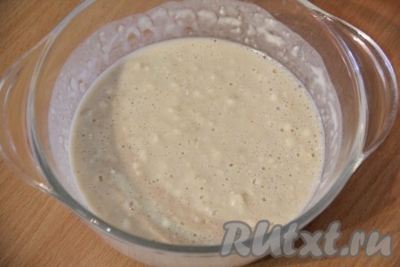 В получившуюся смесь дрожжей, муки и сахара влить тёплое молоко (температура молока должна быть не выше 38-40 градусов), перемешать и оставить опару в тепле на 30-40 минут.