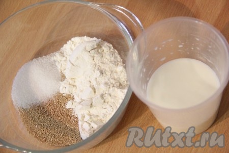 Для приготовления опары нужно в миске соединить 3 столовых ложки муки, 1 чайную ложку сахара и дрожжи, перемешать.